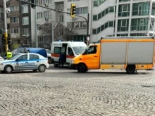 Тежък инцидент с трима пешеходци в София: Лек автомобил ги помита малко преди обяд
