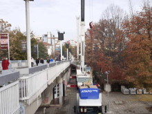 Вдигнаха кран над Пешеходния мост в Пловдив