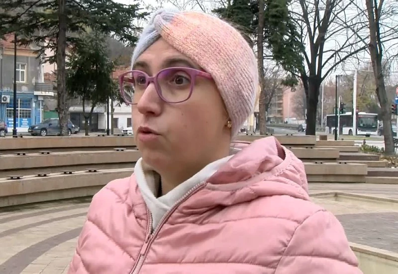 Майка: Тонове бетон изляха в парка, а тоалетната не е пипната