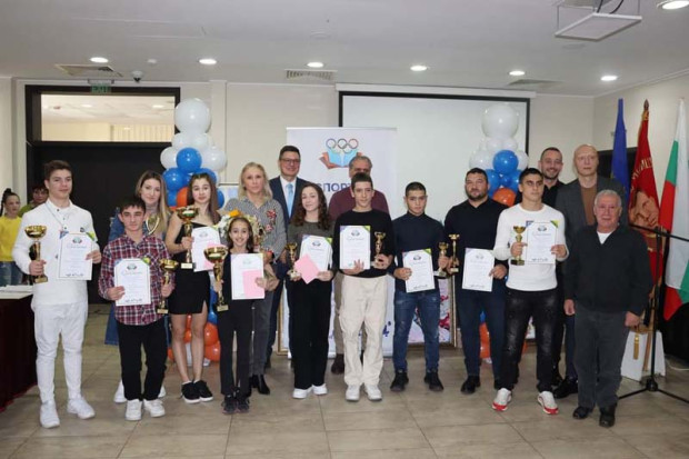 TD На официална церемония бургаските атлети от спортно училище Юрий Гагарин