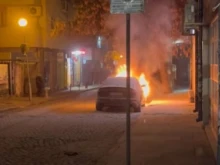 Кола лумна в пламъци в центъра на Пловдив! Очевидец: Чу се шум - все едно някой хвърля коктейл ''Молотов''