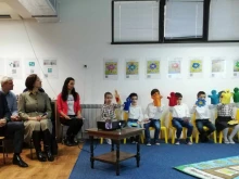 Деца и учители създадоха авторска книжка, зам.-кмет на Варна ги навести