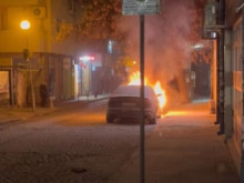 Кола лумна в пламъци в центъра на Пловдив! Очевидец: Чу се шум - все едно някой хвърля коктейл ''Молотов''