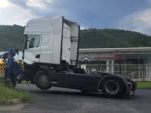 Самокатастрофирал товарен автомобил затруднява движението по автомагистрала "Струма"