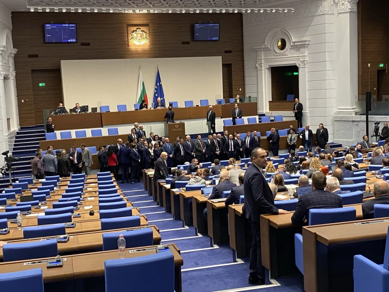 "Възраждане", БСП и ИТН окупираха парламентарната трибуна