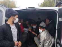 Хванат с много мигранти карай Руска Бела остава в ареста