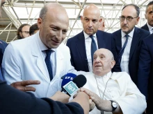 Разследват хирурга на папа Франциск