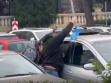 Мъж и жена опитват да отворят с лопата врата на автомобил в центъра на Пловдив