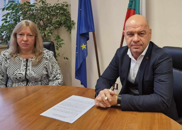 </TD
>Кметът на Пловдив подписа в МРРБ споразумение за финансиране на