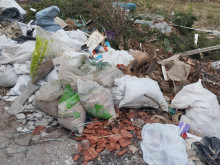 Междублоково пространство в столичния квартал "Орландовци" тъне в боклуци