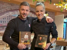 Не му пука от конкуренция - шеф Кустев в прегръдка с готвачка от друга телевизия
