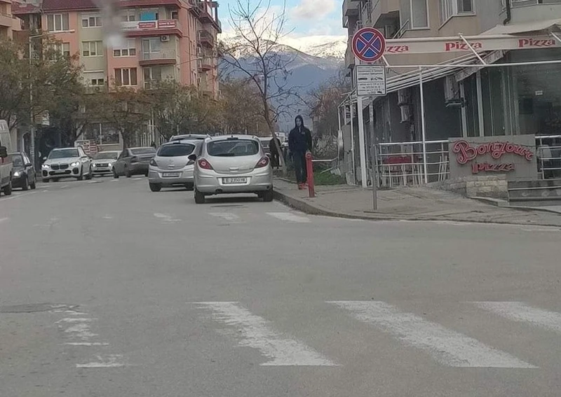 Неправилно паркирани автомобили пречат на движението по най-дългата улица в Благоевград