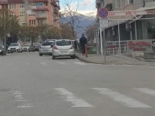 Неправилно паркирани автомобили пречат на движението по най-дългата улица в Благоевград