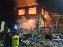 Къща изгоря при пожар на 30 км от Пловдив. Майка и син, живеещи в нищета, останаха без дом