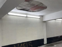 Пазете се! Падна мазилка от таван на подлез в Пловдив