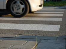 Шофьор помля пешеходка в Шумен, жената е с опасност за живота