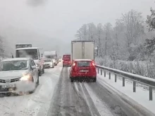 Проходът Предел е затворен за товарни автомобили над 12 тона, заради обилен снеговалеж