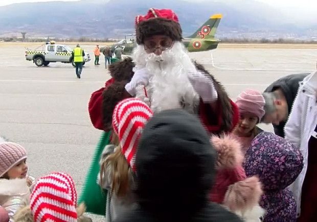 </TD
>Преди минути Дядо Коледа кацна на летище Пловдив и бе