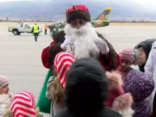 Дядо Коледа кацна на летище "Пловдив"