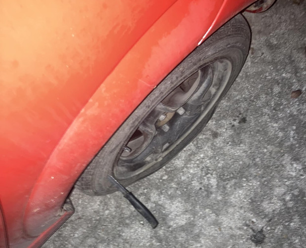 Кола осъмна с отвертка в гумата Случката се разиграва преди