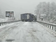 Започна се: Камион се завъртя на Предела, има много сняг
