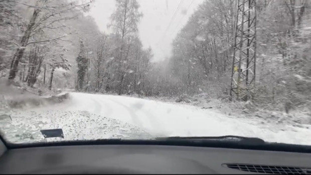 TD Обилен снеговалеж затруднява движението по пътя за Ски парк Картала