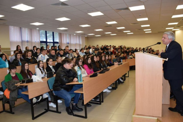 TD Днес 15 12 2023 г в Русенския университет се провежда междурегионалното ученическо