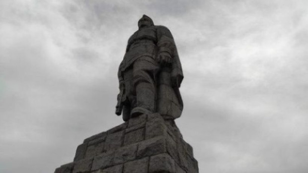 </TD
>Трябва да се демонтира категорично паметникът на Съветската армия. За