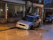Автомобил пропадна в зейнала дупка на улица "Атон" в Благоевград