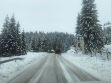 До 35 см е снежната покривка в Смолянско, ограничено е движението на товарни автомобили по проходите