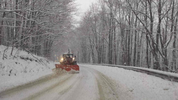 </TD
>Снеговалежите в страната продължават. Жълт и оранжев код за опасна