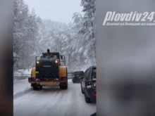 Движението към хижа "Здравец" е парализирано! Шофьори се озоваха в снежен капан