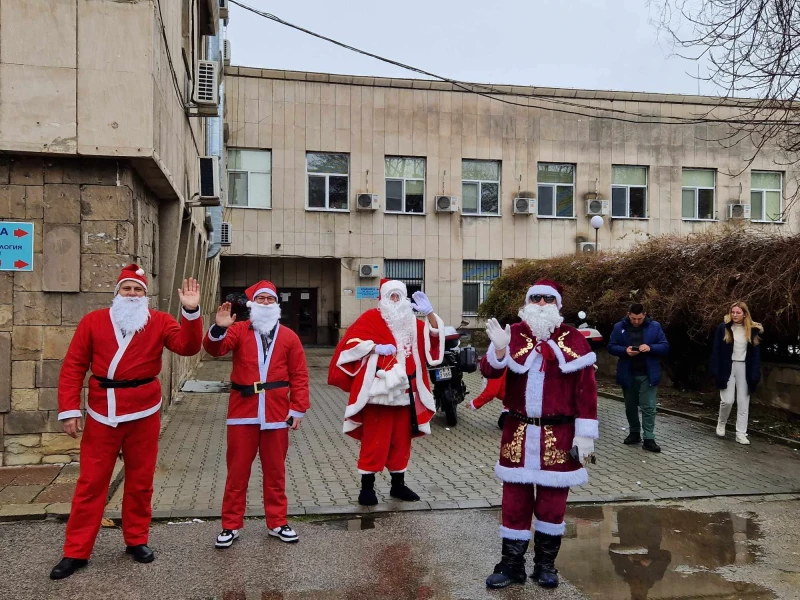 Мотористи, облечени като Дядоколедовци, зарадваха децата от две отделения в ИСУЛ