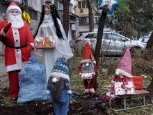 Жена вдъхна коледен дух на междублоково пространство в Русе, съседите са благодарни