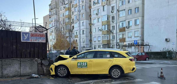 Такси и лека кола се удариха на кръстовище в Пловдив