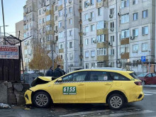 Такси и лека кола се удариха на кръстовище в Пловдив