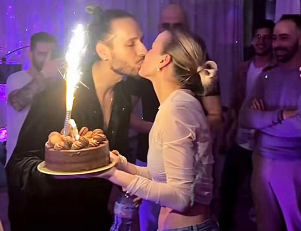 Актрисата Сара Драгулева поднесе торта на любимия си Папи Ханс