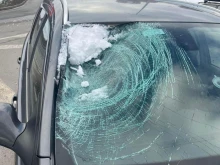 Деца счупиха със снежни топки предното стъкло на автомобил и избягаха