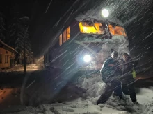 След снежния капан: Родопската теснолинейка тръгва отново, разчистиха трасето