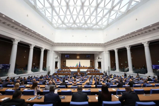 Парламентът се събира извънредно