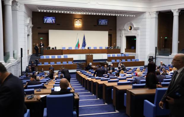Народните представители заседават извънредно След като в петък депутатите решиха