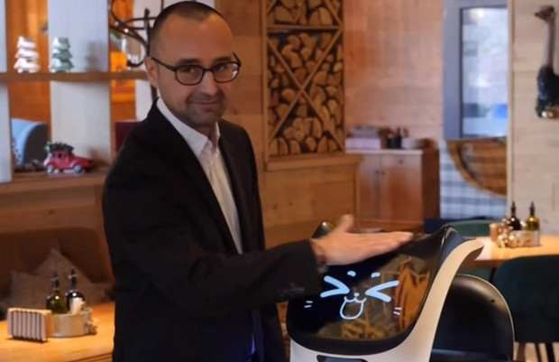 Ресторант в Пловдив е въвело обслужване с робот Той може