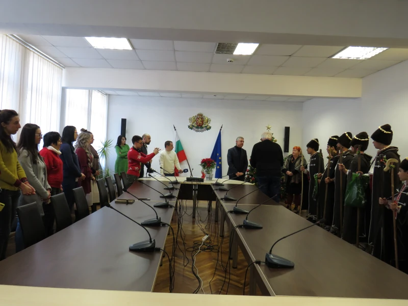 Коледари наричаха за здраве и благоденствие в Областна администрация Шумен