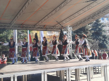 Читалищни състави танцуваха през уикенда на Откритата сцена в Казанлък
