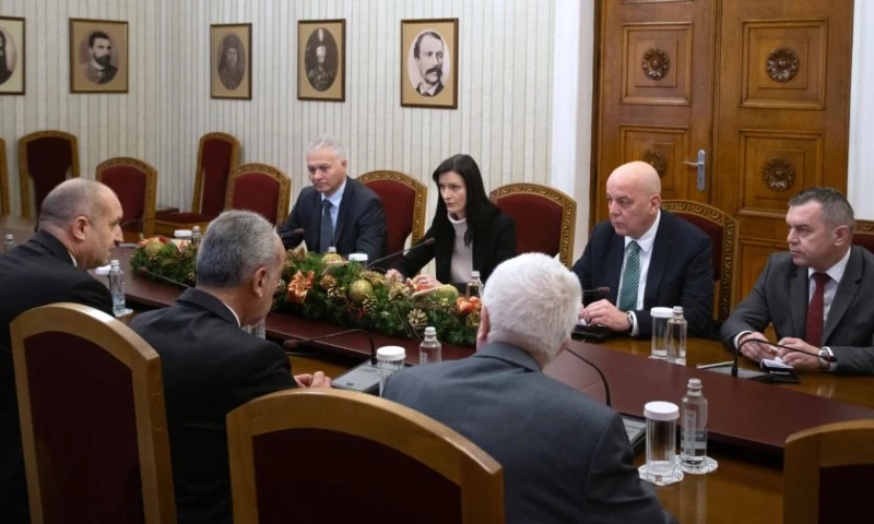 Радев със спешна среща с Габриел и шефовете на служби