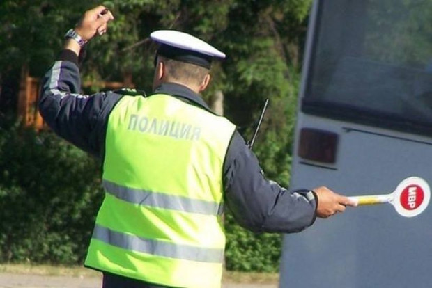 </TD
>Служители от сектор Пътна полиция“ задържаха мъж, опитал се да