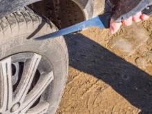 За втори път: Задържаха мъж за пукане на гуми в София