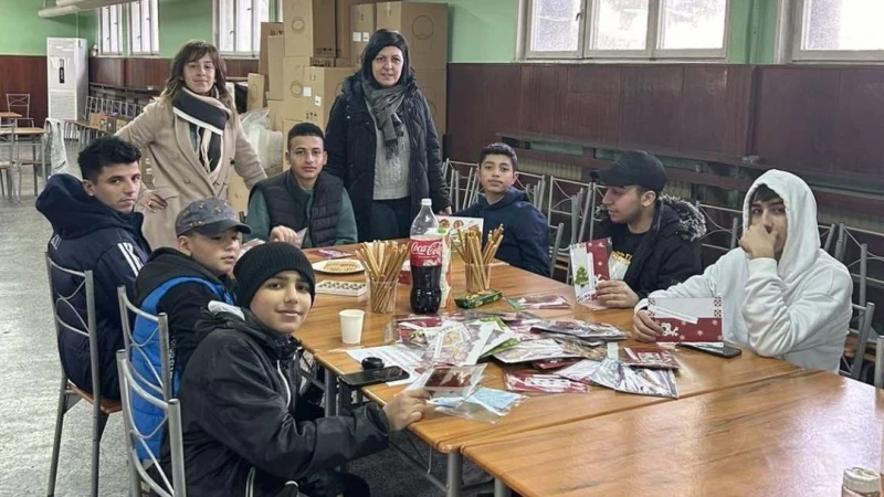 В Международния ден на мигранта русенчета от Кризисния център изработиха коледни картички