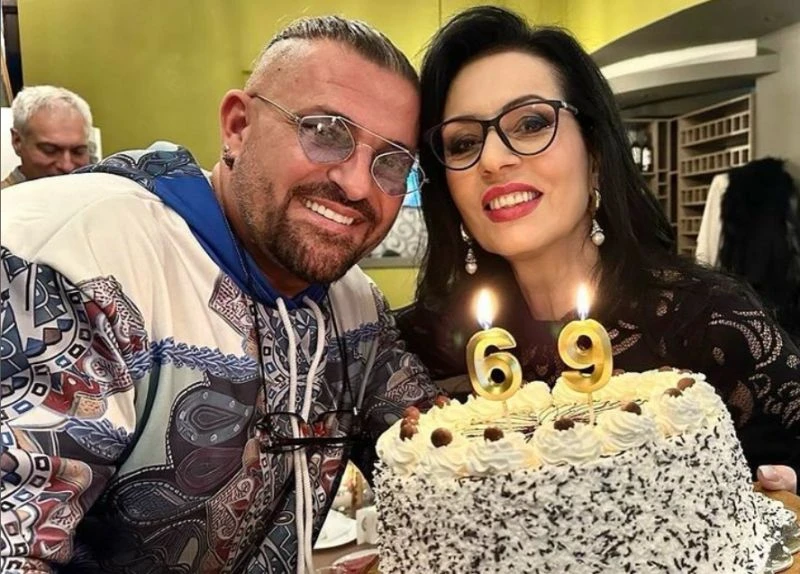 Истина ли е? Обичана певица навърши 69 години