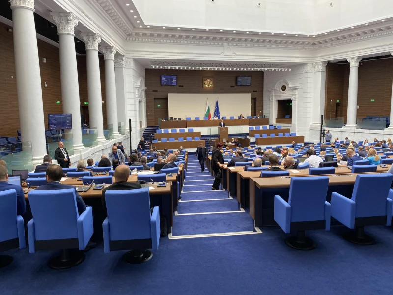 "Възраждане" и "Има такъв народ" напуснаха пленарната зала, сезират Конституционния съд за Конституцията